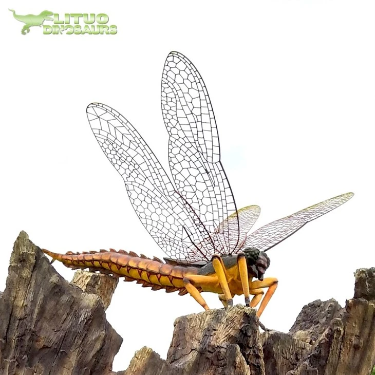 Exposición de libélulas insectos animatrónicos